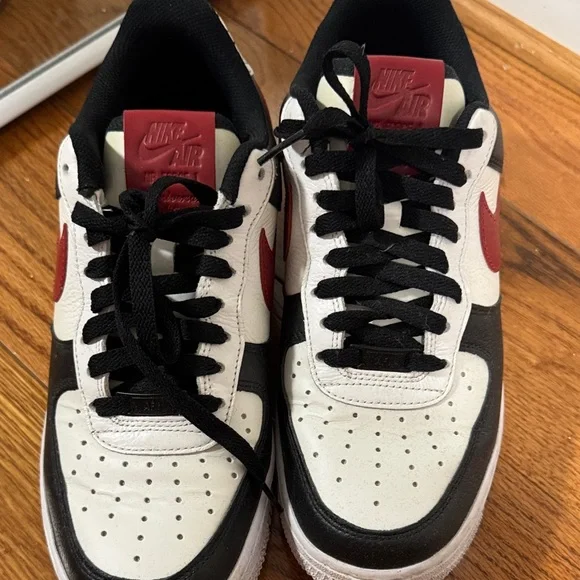 Nike womanWhite and Red Sneakers - Picture 4 of 4